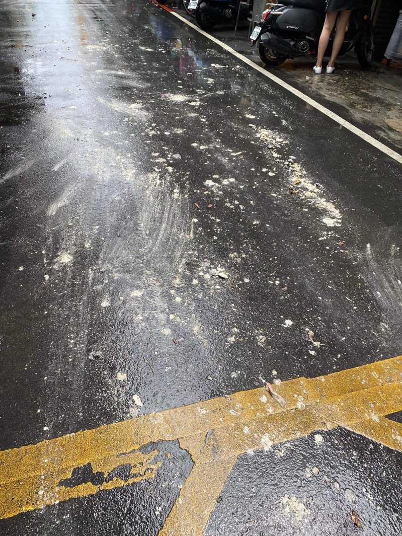 嘉義市東市場大雨積水過後路面常殘留動物臟器、油脂。圖／嘉義市議員李奕德提供