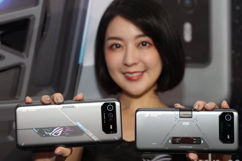 第19屆亞運將電競遊戲列為賽事項目，但這一波電競熱卻只帶動了筆電買氣，電競手機品牌反而一家家退出市場，只剩華碩ROG、中興Nubia紅魔機。圖為華碩ROG Phone 6D Ultimate。圖／聯合報系資料照片