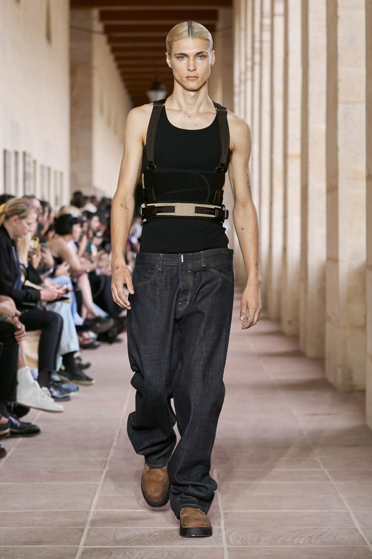 紀梵希2024年春夏男裝用於腰部的技術包袋，採用絨面革、尼龍和織帶，強化了對真實且實用的優雅的追求。圖／紀梵希提供