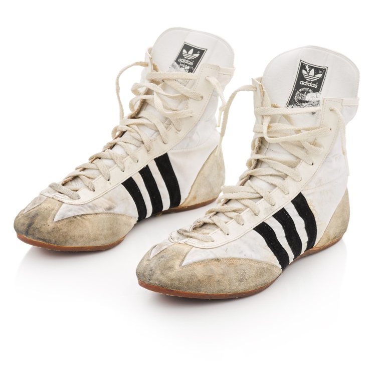 Freddie Mercury的Adidas高筒球鞋，估價約3,000英鎊起。圖／蘇富比提供