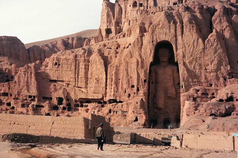 阿富汗神學士政權2001年3月在巴米揚省炸毀世界最高的大佛，但他們如今卻後悔了。圖為一名阿富汗人1997年12月經過世界最高佛像巴米揚大佛。法新社