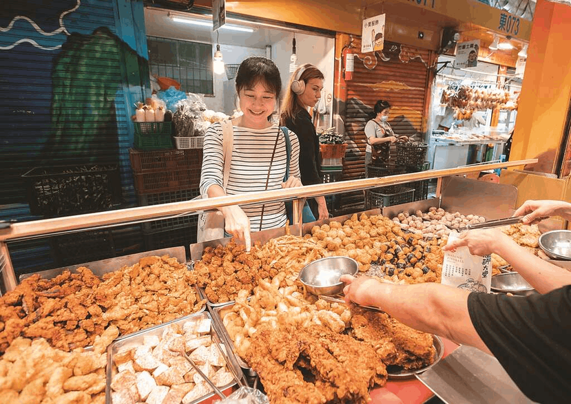 「艋舺大豐」是陳宜芳常光顧的攤位之一，手工丸和豐富炸物真材實料。 圖／賴智揚攝影