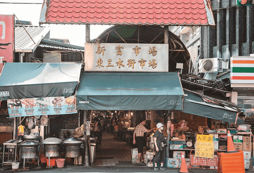 許多人專程造訪東三水街市場，只為一嘗市場好滋味。 圖／賴智揚攝影