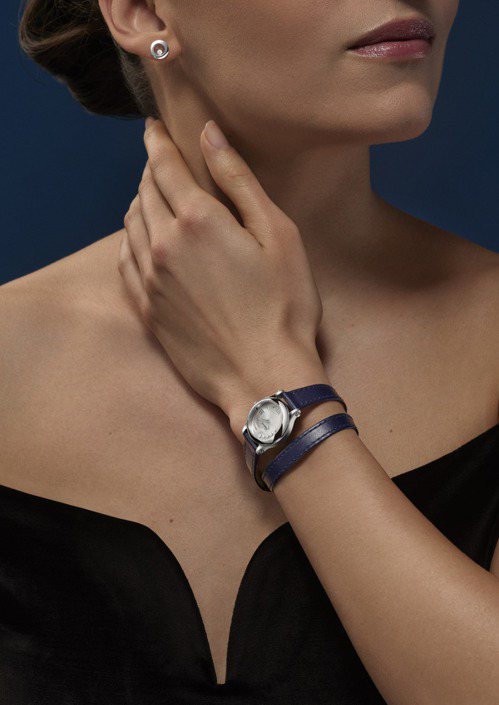 蕭邦Happy Sport系列精鋼款腕錶， 25毫米小錶徑搭配午夜藍小牛皮雙圈錶帶，讓女性自由變化造型風格。 圖／Chopard 提供