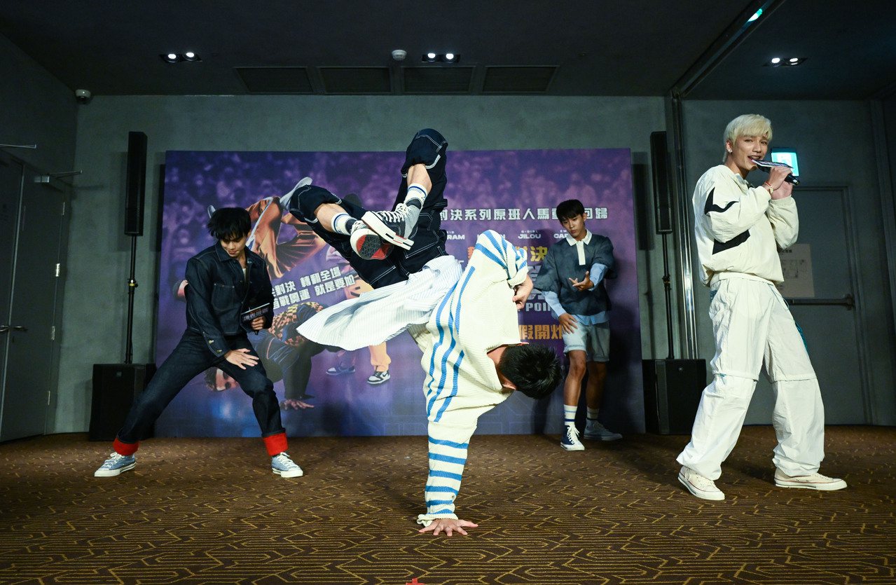男團OPENsi出席電影《舞力對決：地表撐霸》上映造勢活動，現場秀舞技。圖／甲上娛樂提供