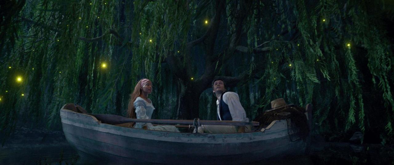 王子艾瑞克和公主愛麗兒，兩人在約會過程看見螢火蟲。（圖／翻攝電影劇照）