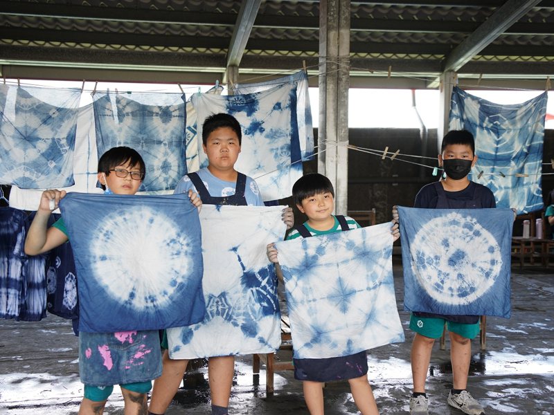 淡水區淡水國小學生用傳統植物藍染的方式，創作非常獨特個性化的作品。 圖／紅樹林有線電視提供