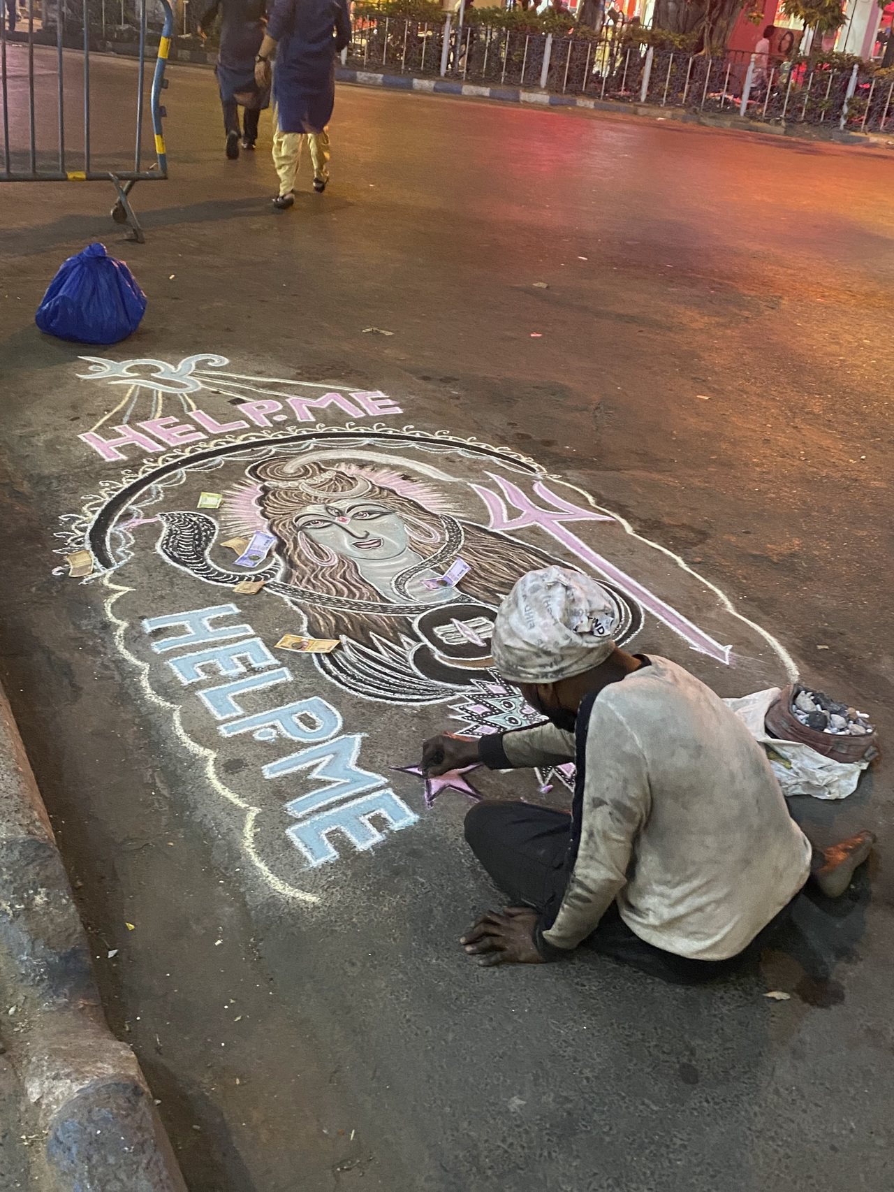 ▲加爾各答街道上有人在路上作畫