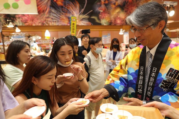 SOGO日本展首引進茨城物產展，茨城縣副知事橫山征成（右）特別來台前往和風祭推廣宣傳茨城特色美食。圖／SOGO提供