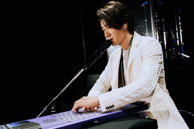 歌手王力宏演奏極為獨特的新型態樂器Harpejji，展現過人音樂才華。寬魚國際／提供