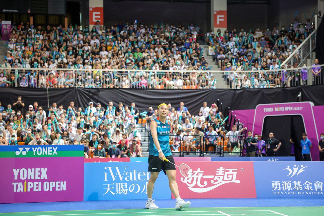 圖為25日在台北羽球公開賽女單決賽戴資穎以直落二擊敗華裔美籍女將張蓓雯，現場坐滿球迷觀看精彩比賽。 圖／中央社