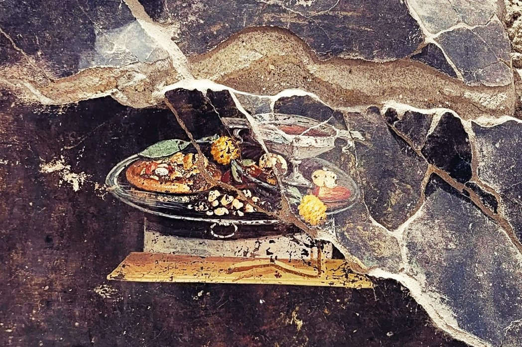 考古學家在義大利龐貝古城遺跡中發現一幅疑似畫著披薩的壁畫，龐貝考古園區6月27日...