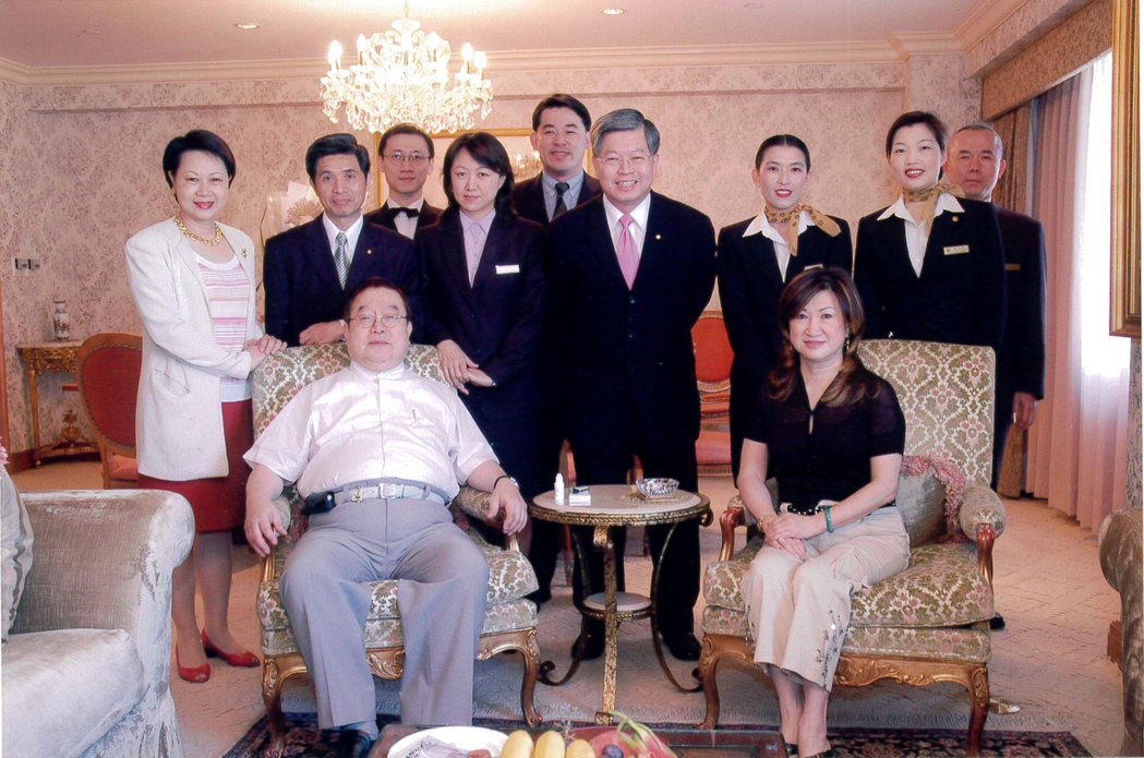 蔡辰男（前排左）與漢來飯店員工合影。圖／蔡辰男提供