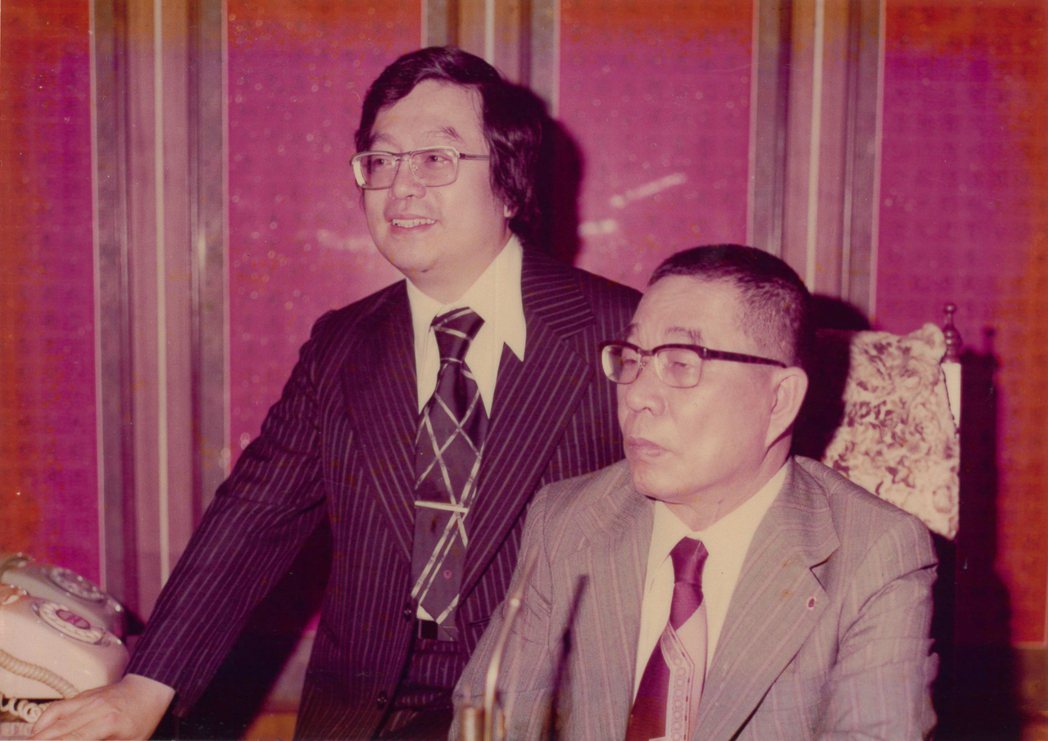 蔡辰男（左）與父親蔡萬春。圖／蔡辰男提供
