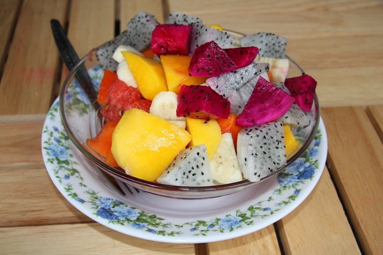 營養師1圖揭「夏季18種水果熱量、含糖量」。