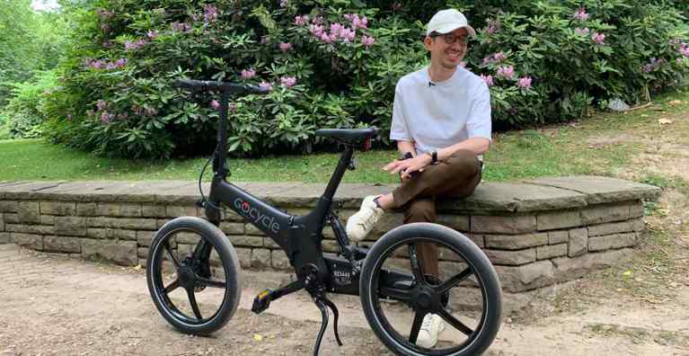 騎著腳踏車，莊東杰帶大家一同來到他最愛的波鴻市立公園。圖／MUZIK閱聽古典樂提供