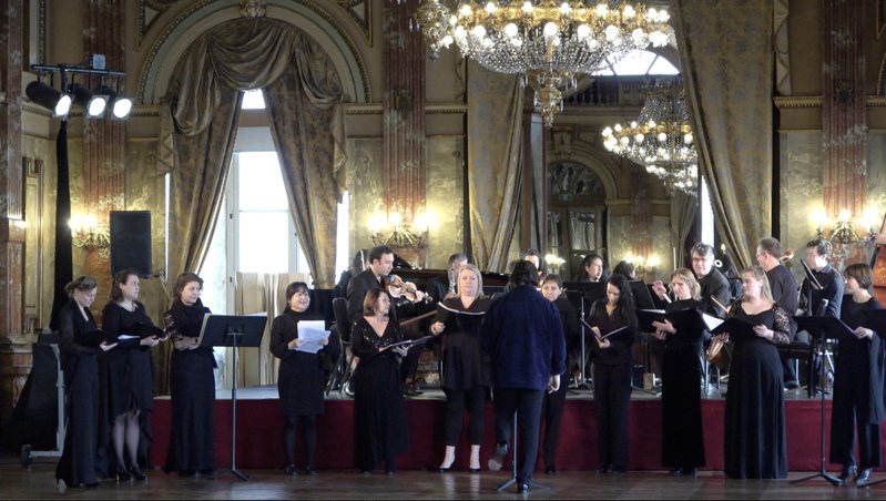 比利時法蘭德斯歌劇院女高音吳佳芬（左4）在為烏克蘭募款的義演前排練，她高亢飽滿的聲音迴蕩在這個有著182年歷史的表演廳。 中央社