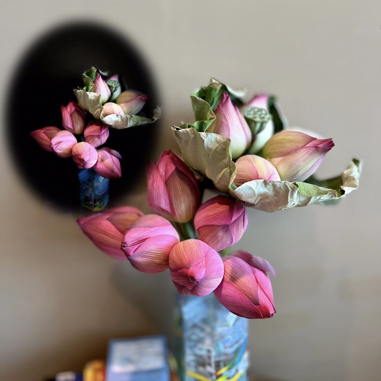 買回來的二束，插在臨時用保特瓶當花器用的花瓶裡，不時還聞得到花香，真所謂滿室芬芳。