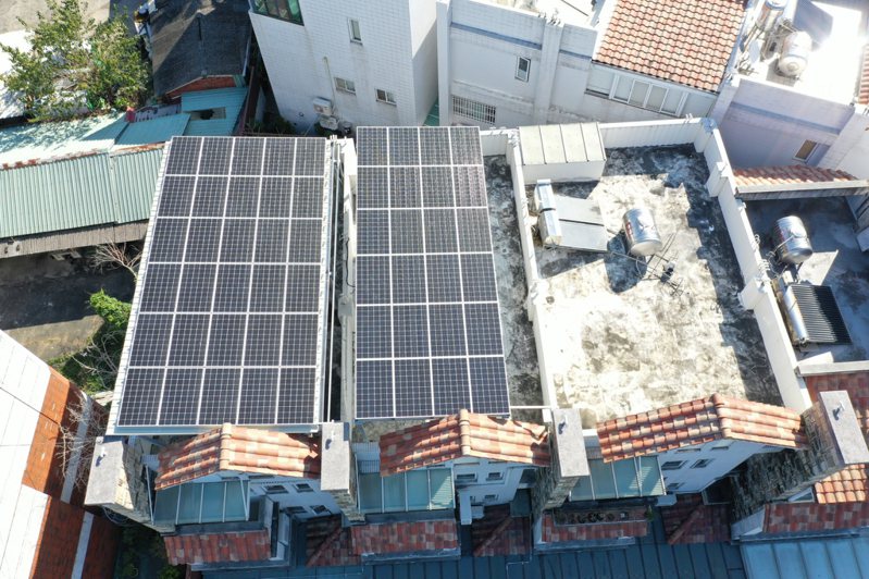 嘉義市政府推動「綠能屋頂全民參與」，遴選太陽光電營運商，提供20年售電回饋20%優惠，但參與屋主案場不到20場，成效低。圖／嘉市環保局提供