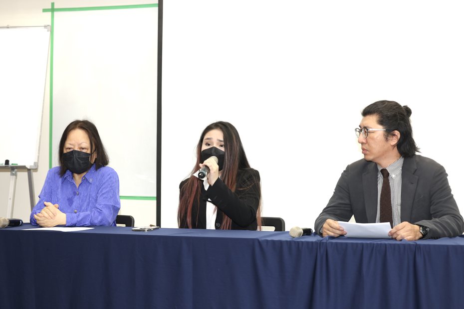 李伊妍(中)在媽媽及律師陪同下開記者會。記者吳致碩／攝影