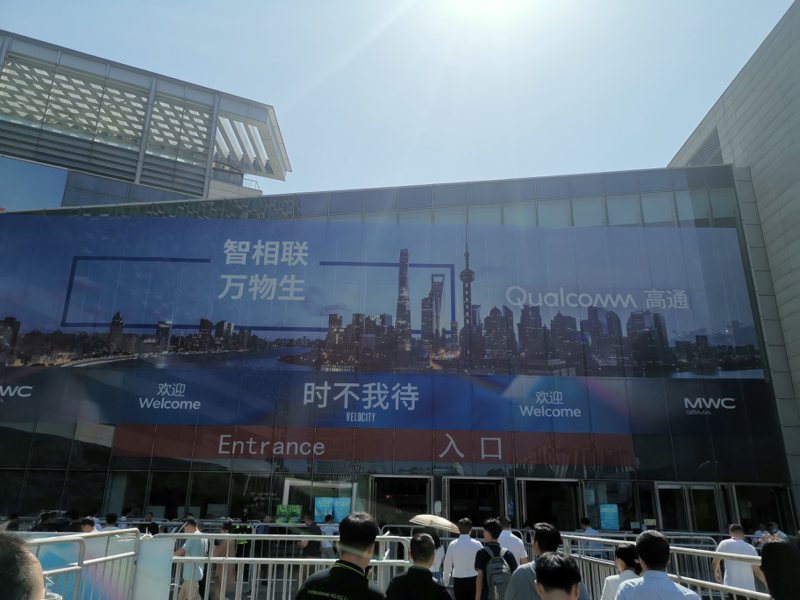 上海28日發出今年第3個高溫黃色預警，29日依舊晴熱開場 。圖為正進入2023 MWC上海世界移動通信大會會場觀眾。記者林宸誼／攝影