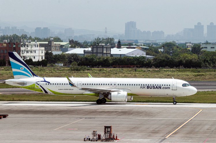 釜山航空，客機，機身編號HL-8396，機型為A321-251NX。記者黃仲明／攝影 黃仲明