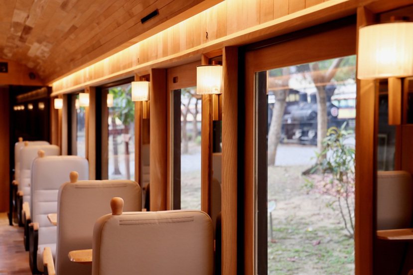 福森號檜木車廂搭配暖色系燈光，打造療癒浪漫氛圍。 圖 / 阿里山林鐵及文資處