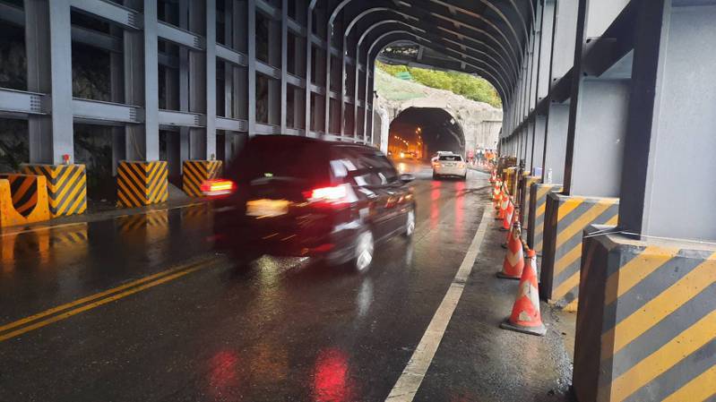 蘇花公路大清水隧道正辦理鋼構明隧道搶修工程，7月3日至28日將實施時段性交管，中午1小時及假日不管制。圖／公路總局提供