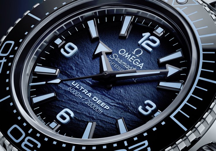 可防水6,000米的PO Ultra Deep腕表，面盤的紋理重現了「挑戰者深淵」的底部。圖／歐米茄提供