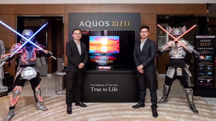 台灣夏普總經理張凱傑（圖左）、台灣夏普行銷長蕭家昕宣布SHARP AQUOS XLED 4K電視升級款將於7月起登台開賣。圖／台灣夏普提供