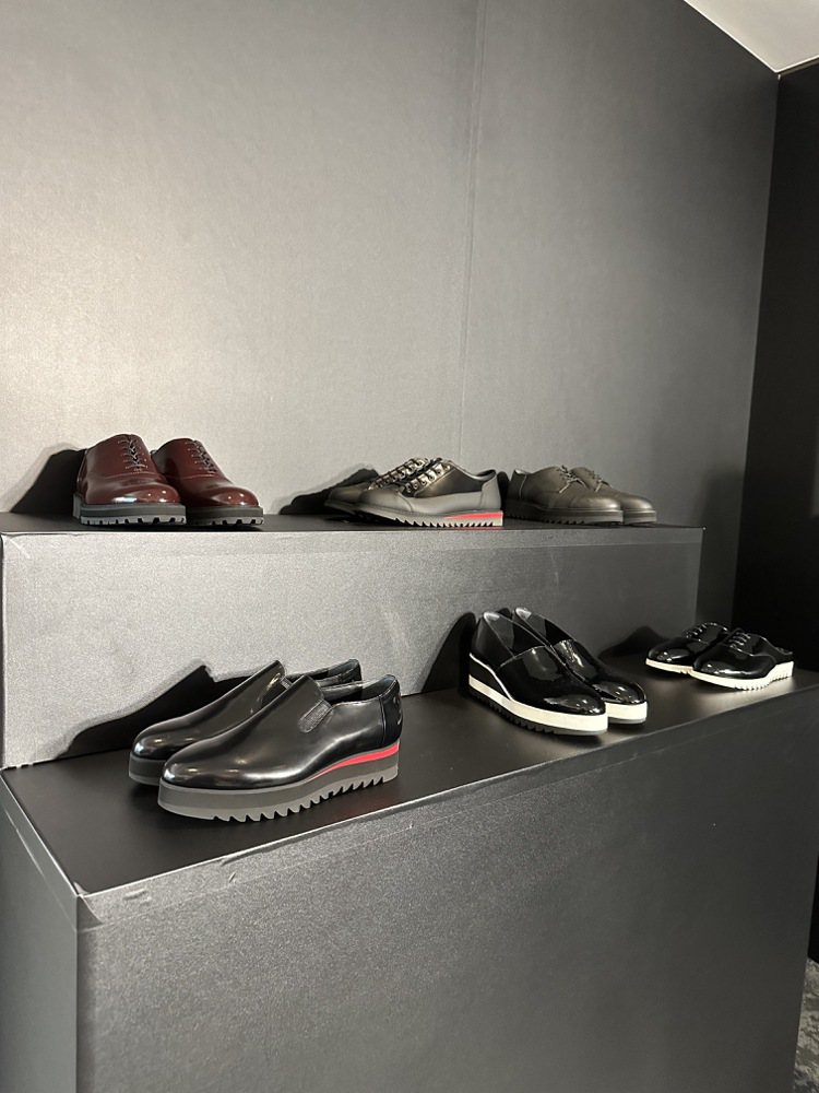 過去僅在日本上市的高端支線ONITSUKA，也在這季引進數款結合正裝鞋與機能大底的鞋履來試水溫。記者曾智緯／攝影