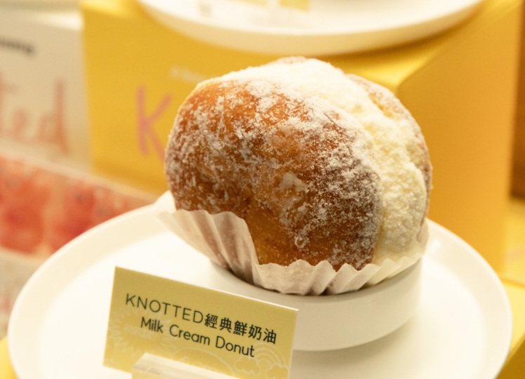 Knotted招牌鮮奶油甜甜圈，入口盡是馥郁奶香。圖／晶華酒店提供