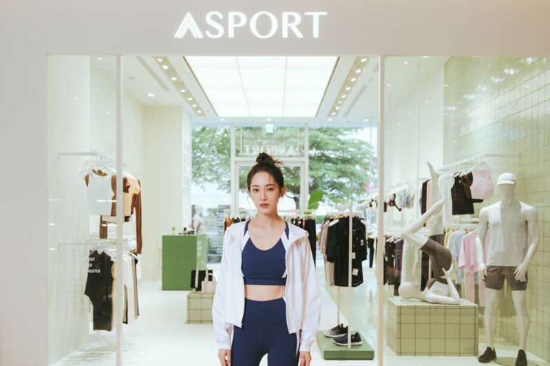 王棠云選穿著ASPORT選品品牌BLACK MILE的短版背心與長褲、夾克現身。圖／ASPORT提供