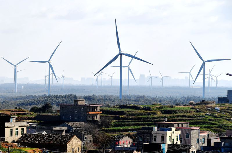 北京力爭2025年可再生能源消費比重達15%以上。圖為大陸的風力發電機組正在將海風轉化為電能。（中新社）