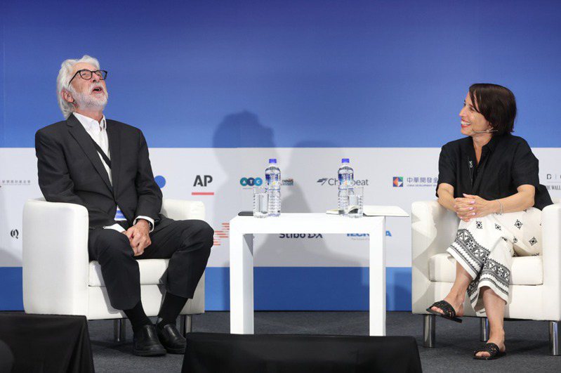 Google新聞副總裁Richard Gingras（左）昨於「2023世界新聞媒體年會」專題演講並接受提問，也與主持人、瑞典媒體Bonnier News Local編輯總監Pia Rehnquist（右）討論媒體議價議題。記者林澔一／攝影