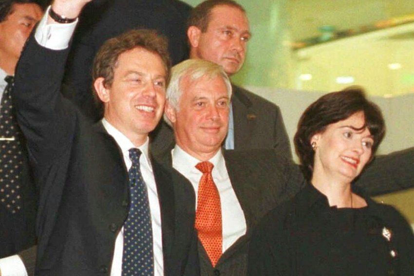 圖為時任英國首相布萊爾（左）及妻子雪麗（右）與彭定康（中）一同參觀太古廣場購物中心。 圖／美聯社