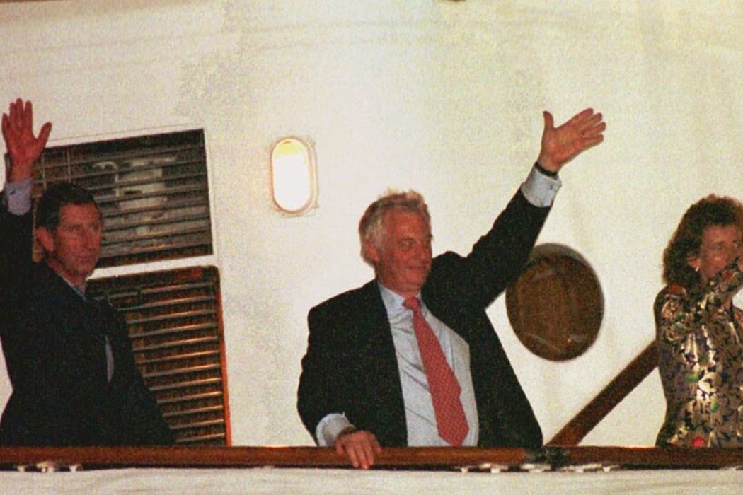 查爾斯王子（左）與彭定康夫婦（右）在不列顛尼亞號駛離碼頭時與群眾告別。 圖／美聯社