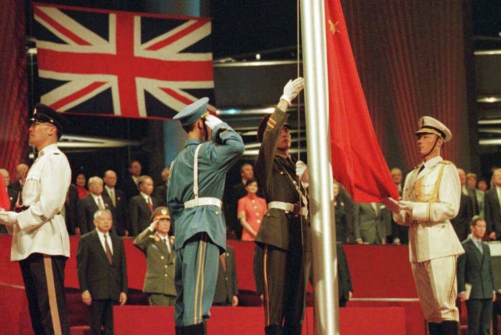 圖為香港主權移交儀式上，中國樂旗隊在會議展覽中心將五星旗升起。 圖／美聯社