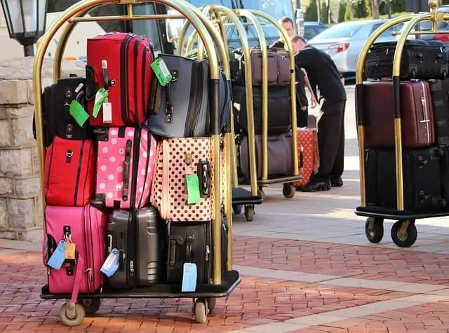 若手提行李額度不夠使用，也可選擇託運行李。 圖／pixabay
