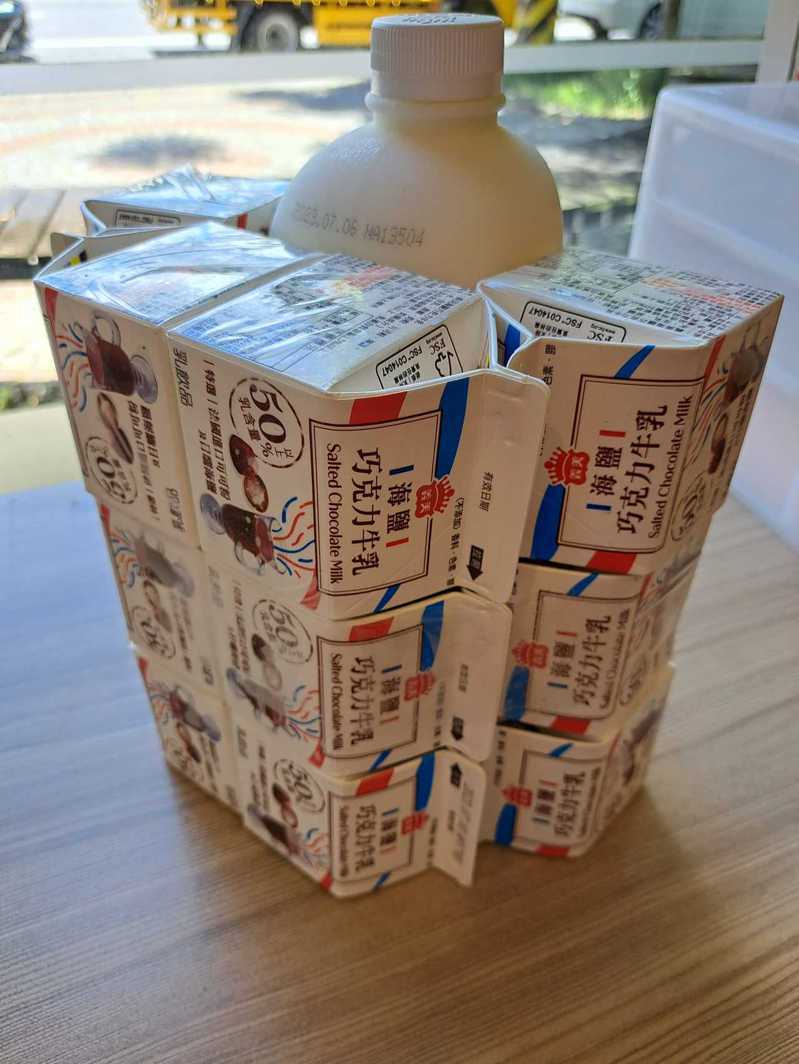 有網友在全聯買到義美家庭號鮮奶，竟附贈多達12盒巧克力牛乳。 圖擷自臉書社團「全聯消費經驗老實說」