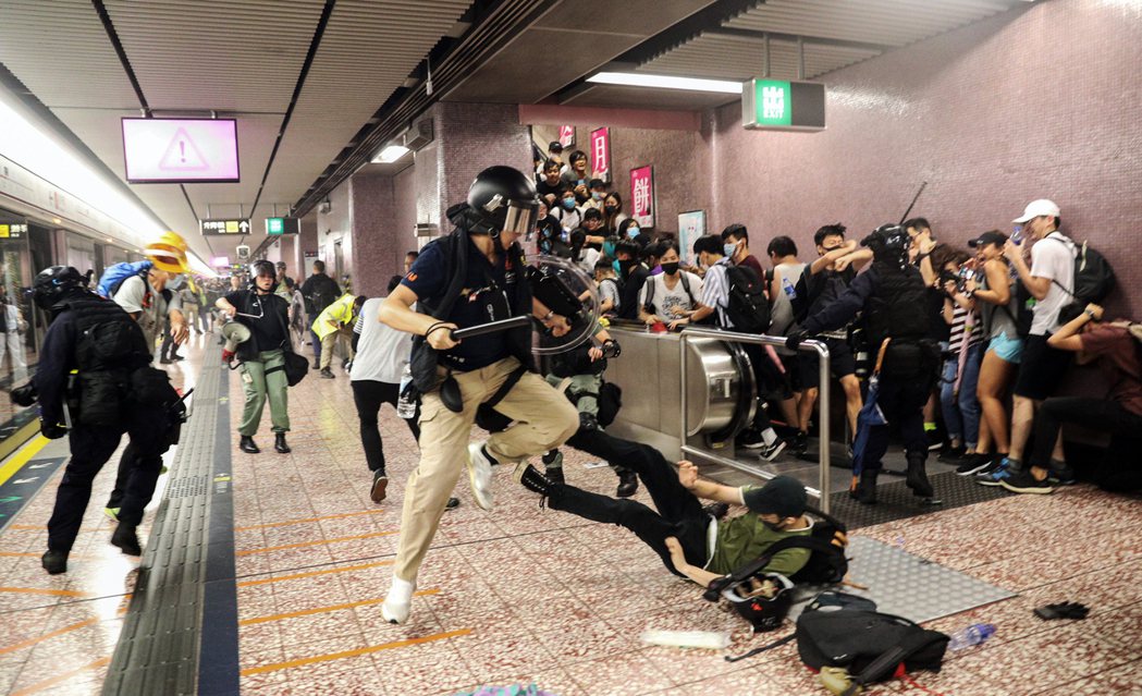 2019年8月31日，香港警察以暴力襲擊港鐵太子站內的平民，並在不久後開始大規模...