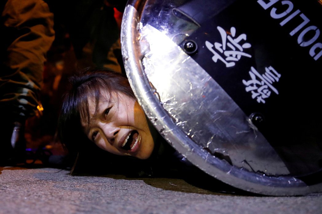 2019年9月2日香港旺角警察局外，一名反送中示威者被鎮暴警察逮捕。 圖／路透社...
