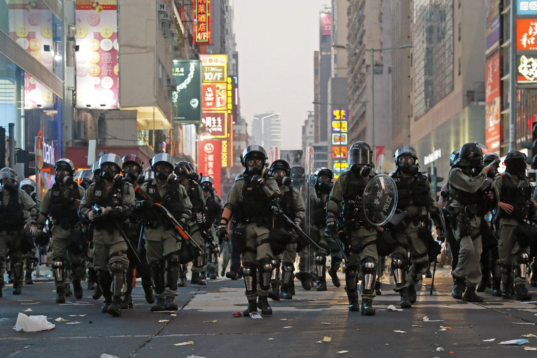 整個二〇一九年夏天，一直有謠言說中國武警混在香港警察裡面，而過沒多久，香港警察搖...