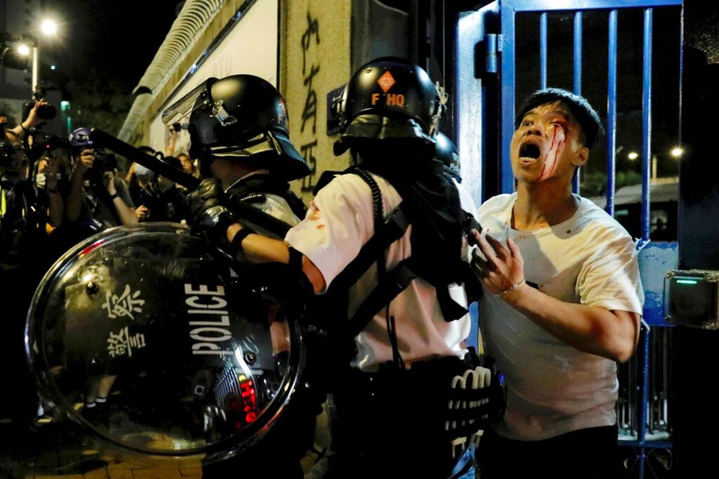 反送中運動中的警民衝突。香港警民雙方的隔閡已無法彌補，抗爭者不再認為警察只是被外...