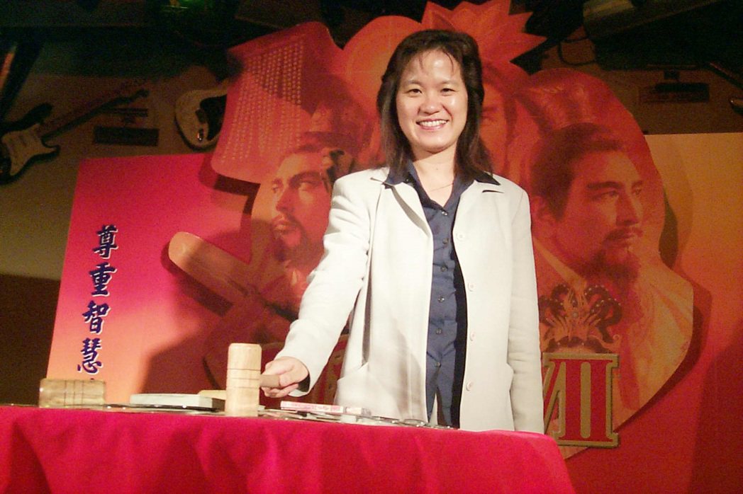 2000年，第三波數位娛樂事業處總經理謝幸子在「三國志七」銷售突破10萬套慶功會...