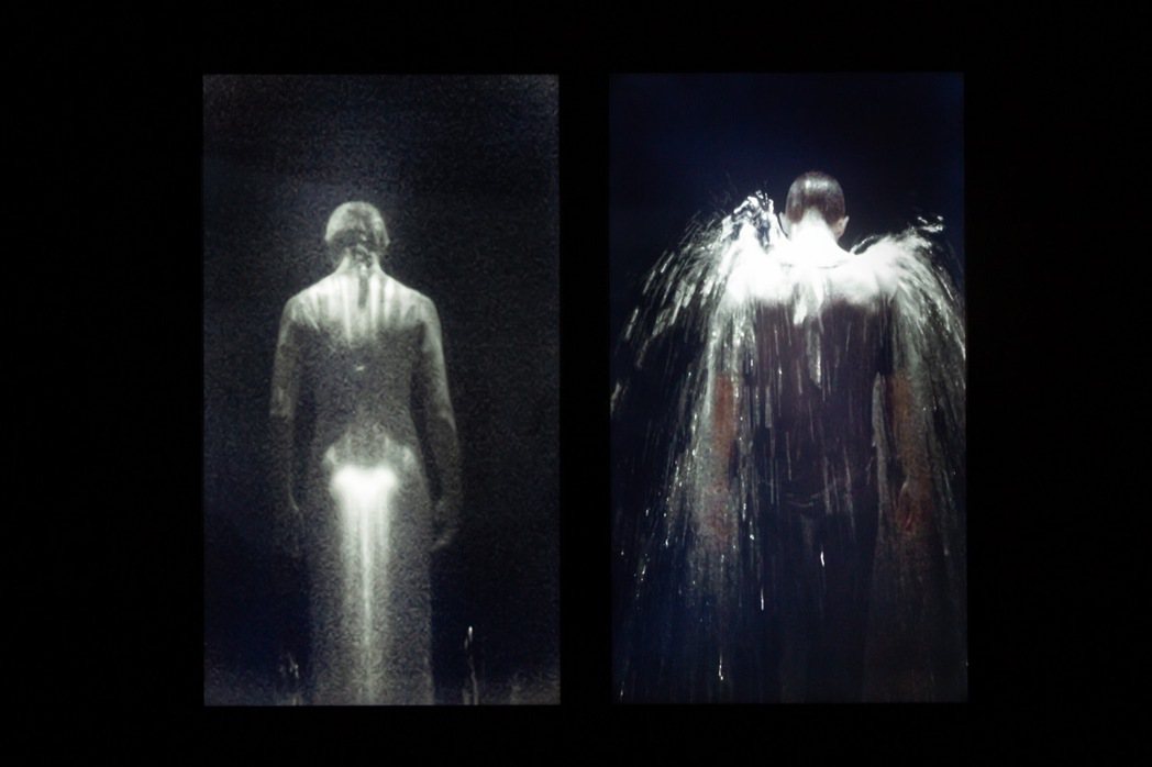 比爾‧維歐拉，《無辜者》，2007，雙頻道錄像裝置，111.8 x 
91.4...