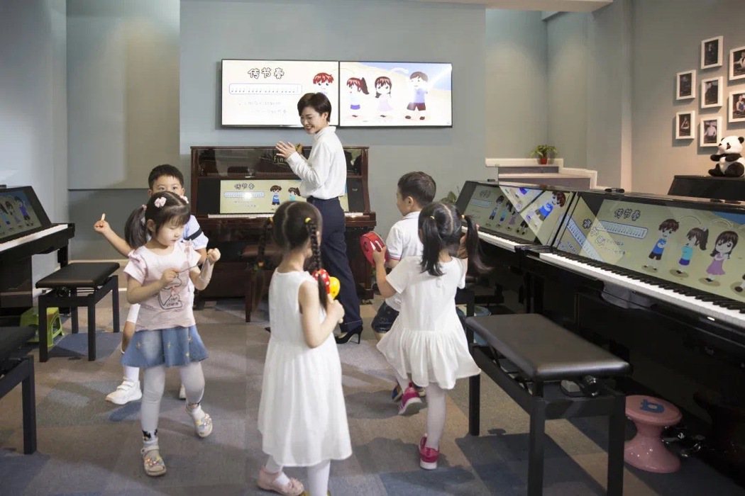 翁儷禎指出，JCM愛麗音樂學院課程依據不同年齡、程度分班，分為幼兒園小班、幼兒園...