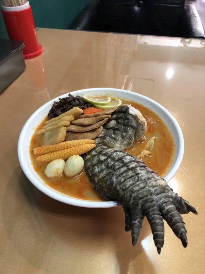 「酷斯拉鱷魚拉麵」畫面超震撼。圖／摘自斗六人社交圈臉書