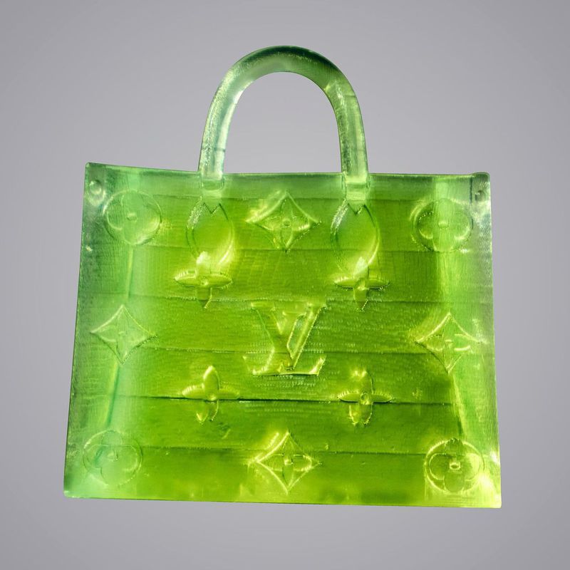 「微型LV包」以知名的onthego托特包款來創作，由感光樹脂製成，顏色為螢光綠，方便於顯微鏡燈光照射下觀看。截自IG