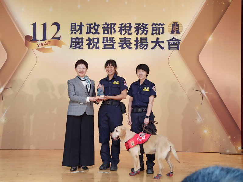 財政部長莊翠雲（左1）出席稅務節活動，頒獎給台北關緝毒犬Hollie及領犬員。記者翁至威／攝影